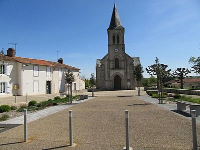 L'église Saint-Pierre et son parvis - Agrandir l'image (fenêtre modale)